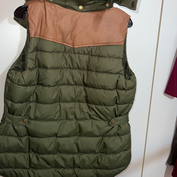 H&M Green Puffer Vest with removable & adjustable hood. - Picture 7 of 11